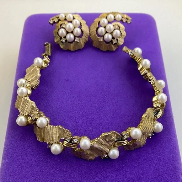 💛 Vintage Trifari Gold Plated Pearl Bracelet & Clip On Earring Set | Classic - Picture 1 of 8
